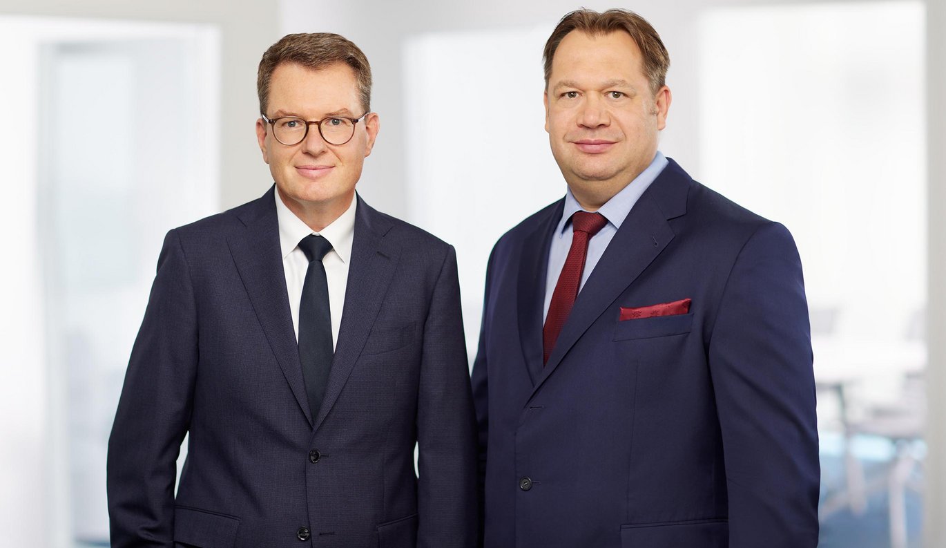 Zu sehen sind die beiden SWEG-Geschäftsführer Tobias Harms (l.) und Dr. Thilo Grabo