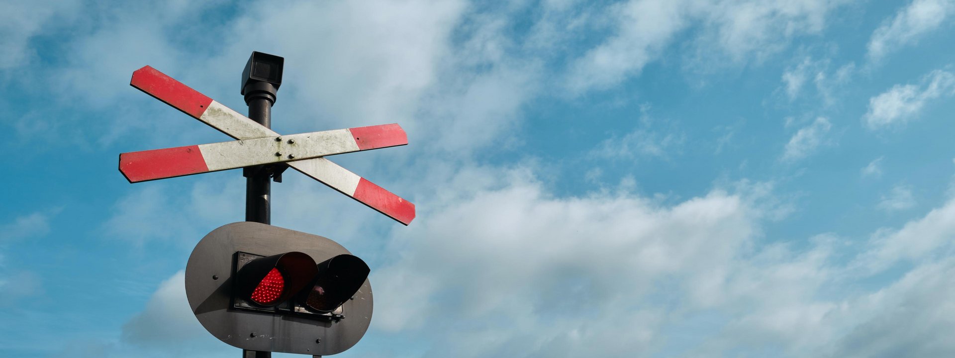 Stop-Signal an einer Zugstrecke